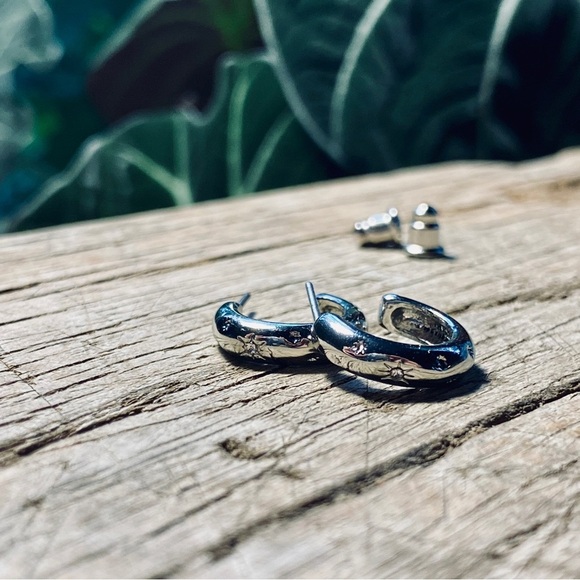 NWOT Silver Open Hoop Earrings - Picture 4 of 6